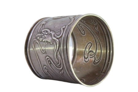 Argola de guardanapo em prata com laços e fitas relevadas em bustos de damas.